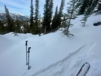 Nov 25, 2022: Skis didn't sink deep, 10 cm ski penetration, due to a more dense layer in the middle of the snowpack