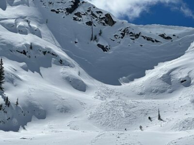 Apr 5, 2023: Large, natural avalanches from last weekend's storm. Observation submitted from the public.